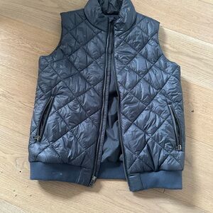 Women’s Patagonia navy blue quilted vest.